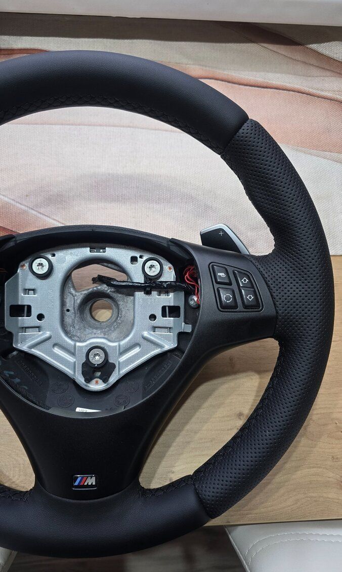 BMW Toutes les pièces auto: Neues Leder lenkrad BMW E90 E91 E92 E93 E87 M – Neuf (Voir description) à Auw par Neo_z2rq 1