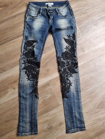 Jeans mit schwarzen Spitze