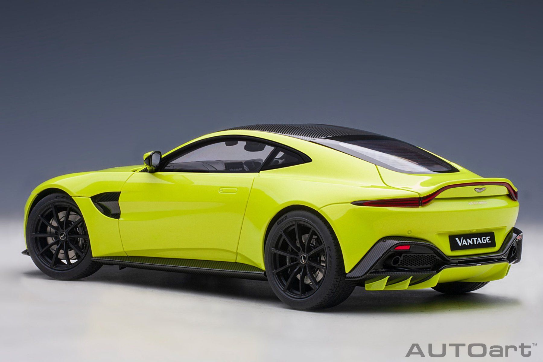 Aston Martin Modellini d'auto: 1:18 AUTOart - Aston Martin Vantage – Nuovo e nell'imballaggio originale da Tübach venduto da BonnevilleMotors 3