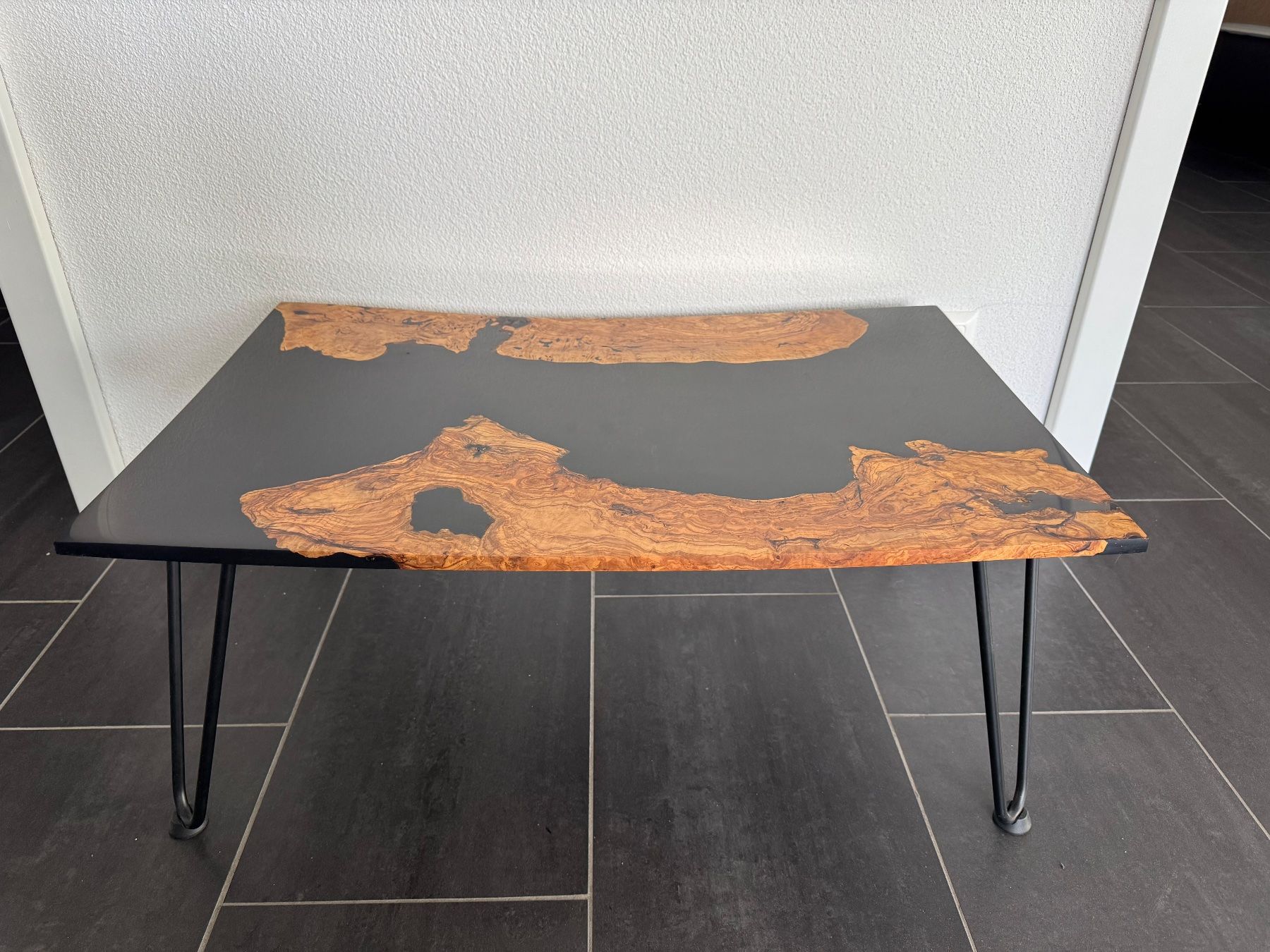 Tavoli: Epoxy River Tisch Couchtisch Holz Design Tisch Handmade – Usato da Beckenried venduto da chef3945
