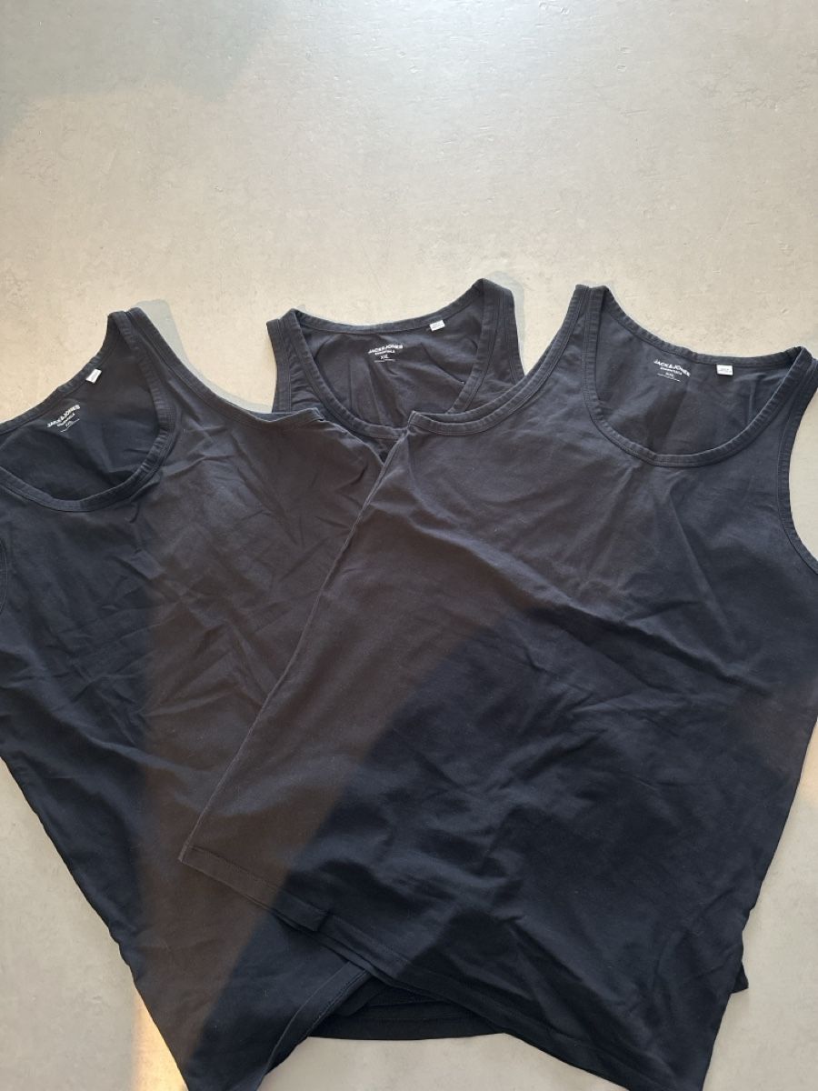T-shirt: Tanktop Jack&Jones XXL Schwarz – Usato da Grabs venduto da ema1991
