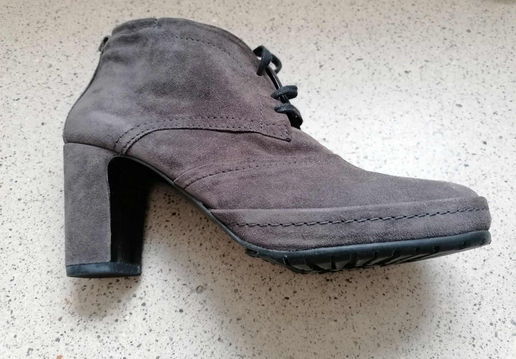 Scarpe da donna: Graue Wildlederschuhe Grösse 39.5 – Nuovo (secondo la descrizione) da Wallisellen venduto da Muggeli1970 1