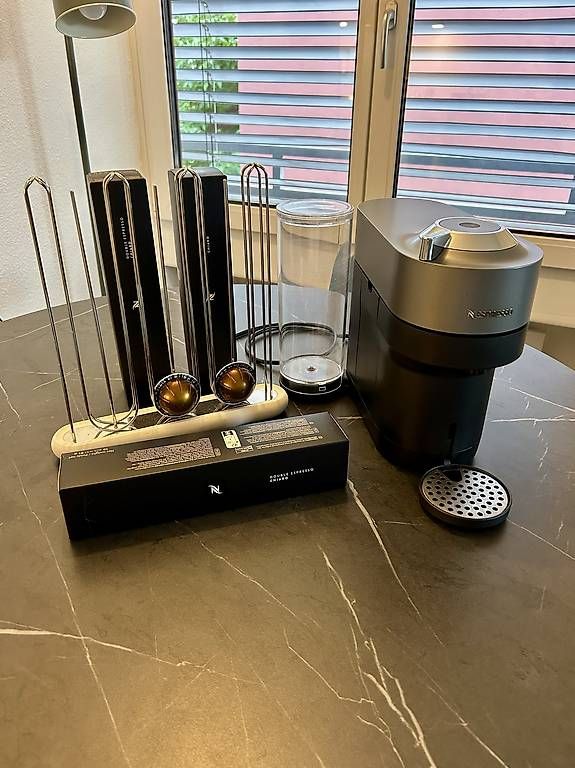 Nespresso Macchine per caffè & Macchine per espresso: Nespresso Set Vertuo Pop+ Maschine – Usato da Magden venduto da FloSiegrist