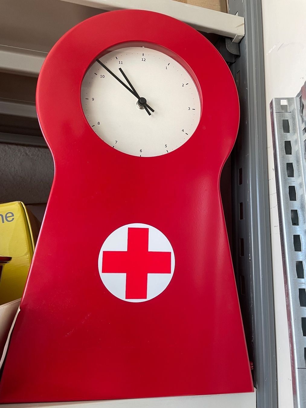 Orologi: Uhr mit Schränkchen aus Metall. – Usato da Effretikon venduto da Bianchina2