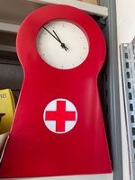Uhr mit Schränkchen aus Metall.
