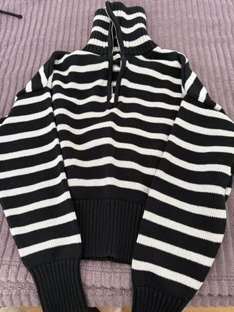 Bershka Weiss-schwarzer Pullover