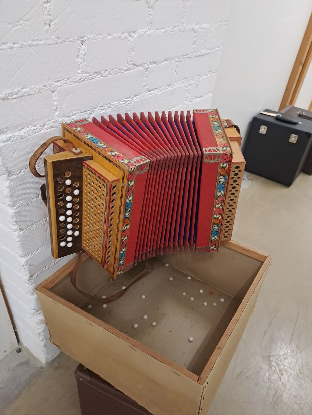 Strumenti musicali: schwyzerorgeli ton B 18 basses  – Usato da Villeneuve venduto da BibiVintage