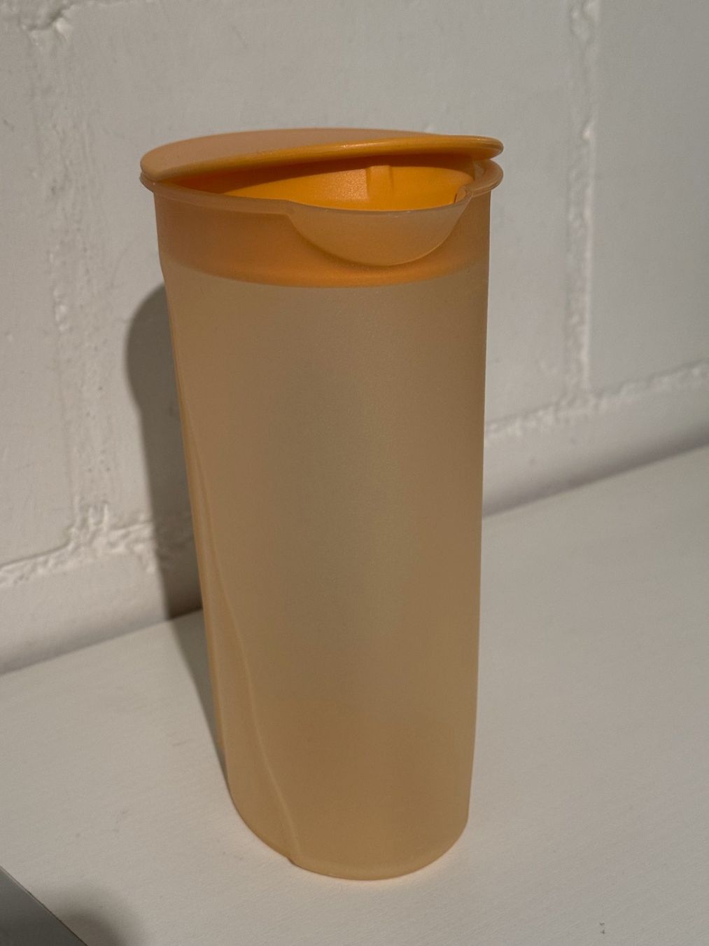 Tupperware Contenitori & Simili: Tupperware, verschliessbare Kanne mit Ausguss, orange, 1L – Usato da Riedt b. Erlen venduto da Malaika57 2
