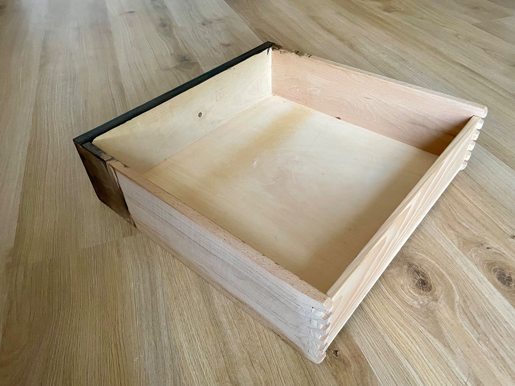 Cassettiere: Dunkle Holz-Kommode mit goldenen Griffen – Usato da Olten venduto da woofbee 6