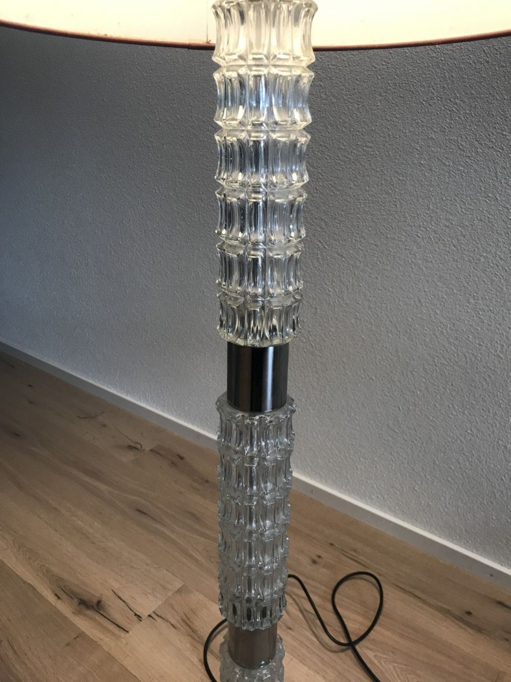 Lampade: Schöne Design Stehleuchte mit Rotem Schirm u. Pressglas 70er – Usato da Gersau venduto da pd-design-and-art 3