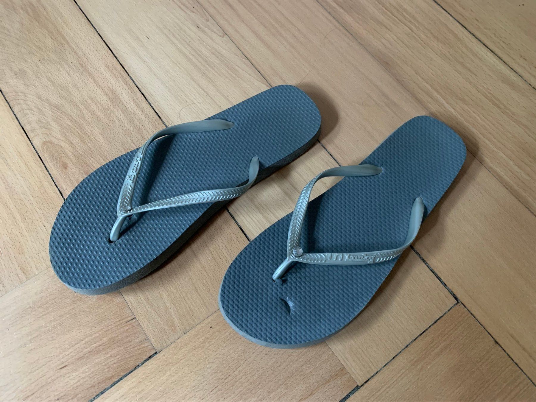 Chaussures femmes: LUCKY - Flip Flops grau 40 – D'occasion à Zürich par Diazaio