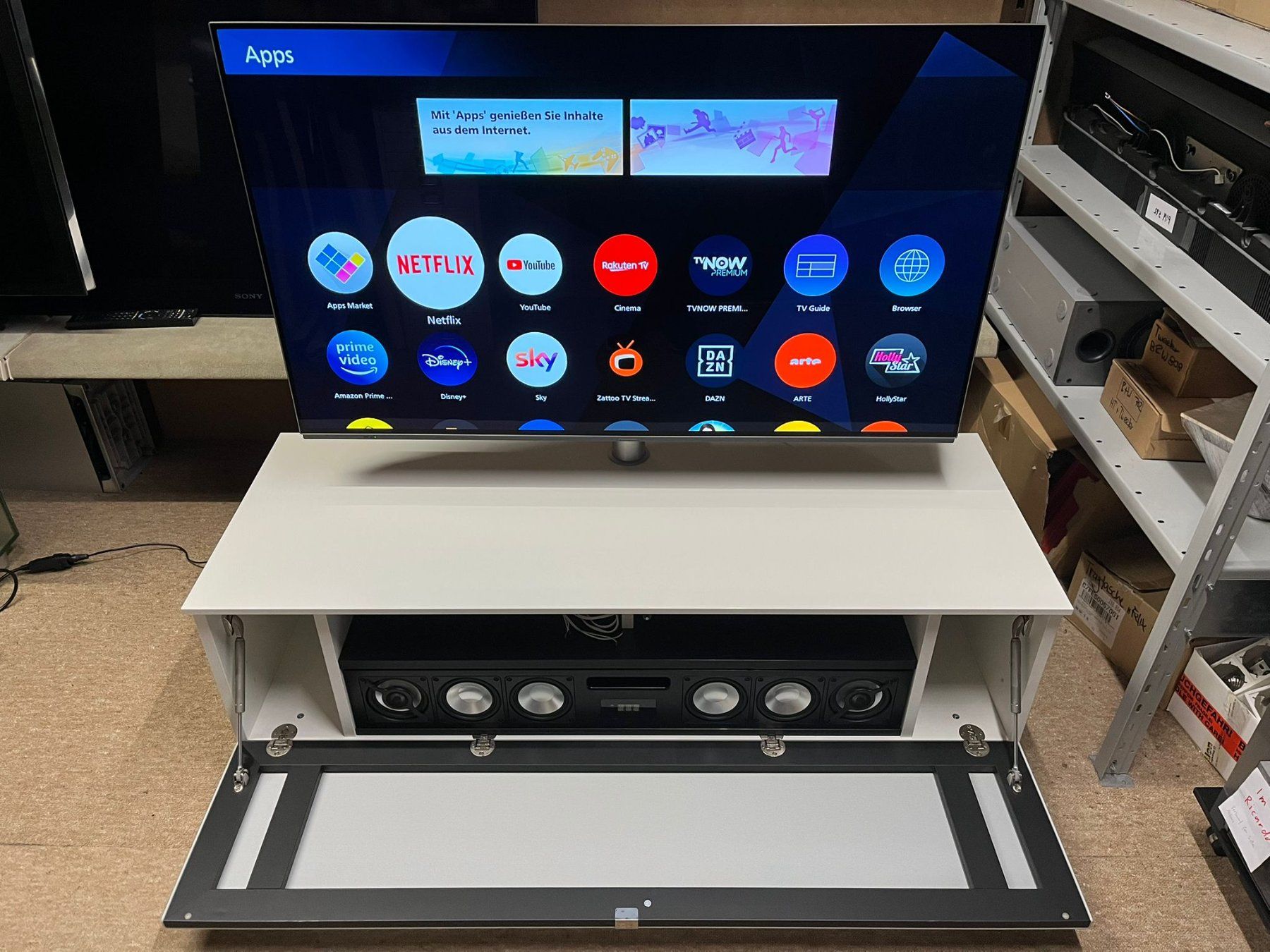 Panasonic Televisori: Panasonic OLED TV inkl. Möbel und Canton Lautsprecher – Usato da Lachen SZ venduto da fma8852