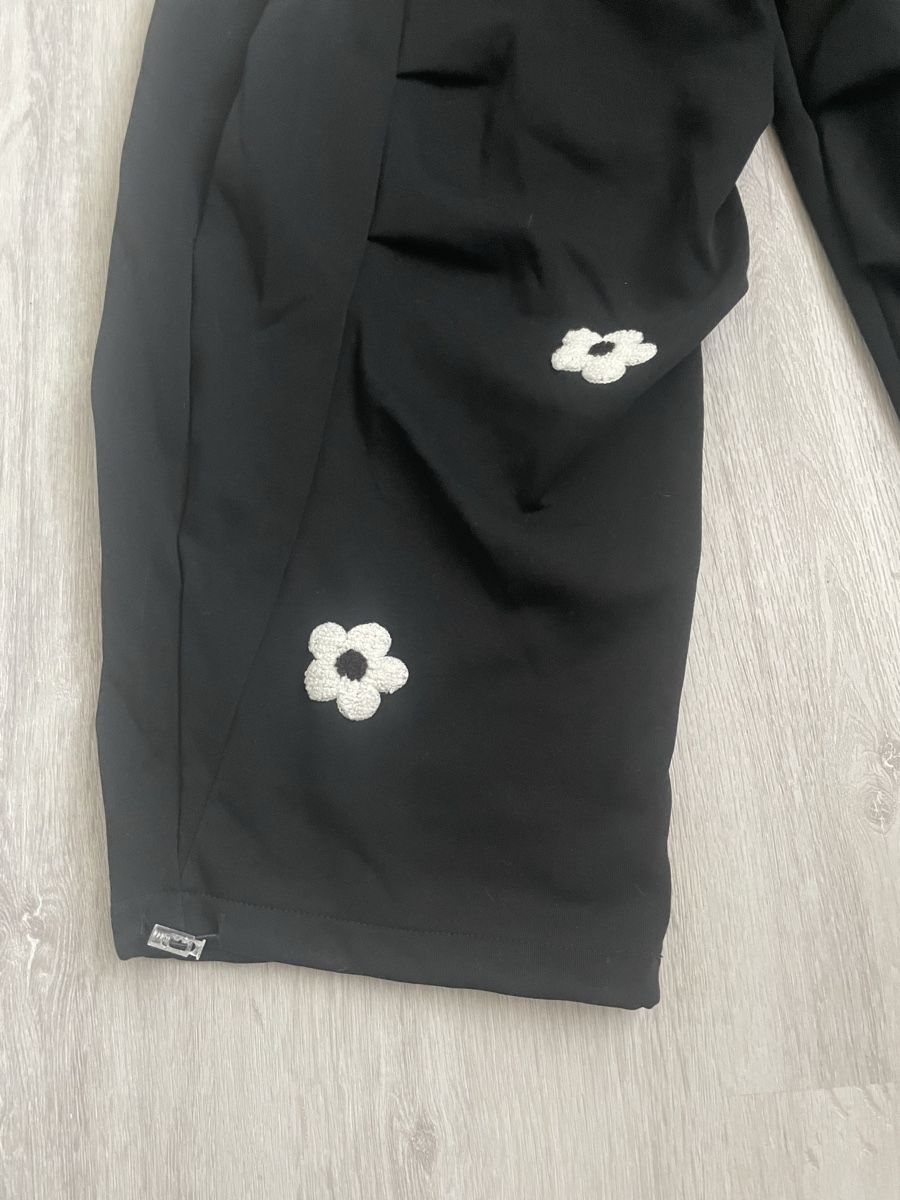 Hosen: Schwarze Hose mit Blumenmuster Grösse M neu – Gebraucht aus Ennetaach von Ustraessle 1