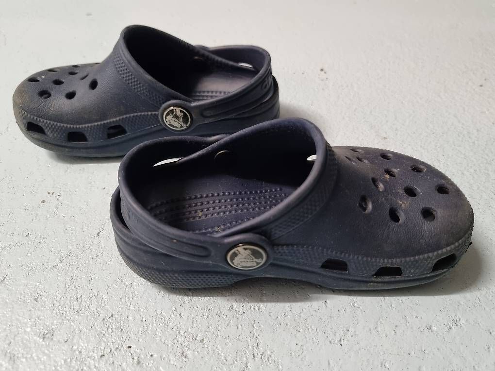 Scarpe per ragazzi: Crocs Sandalen Dunkelblau Gr22-24  – Usato da Füllinsdorf venduto da BrusWillEs 3