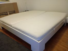 Doppelbett weiss mit zwei Lattenrosten/Matratzen 200 x 200