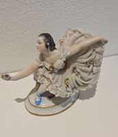 Sitzendorf Porzellan-Ballerina mit Spitzenkleid.