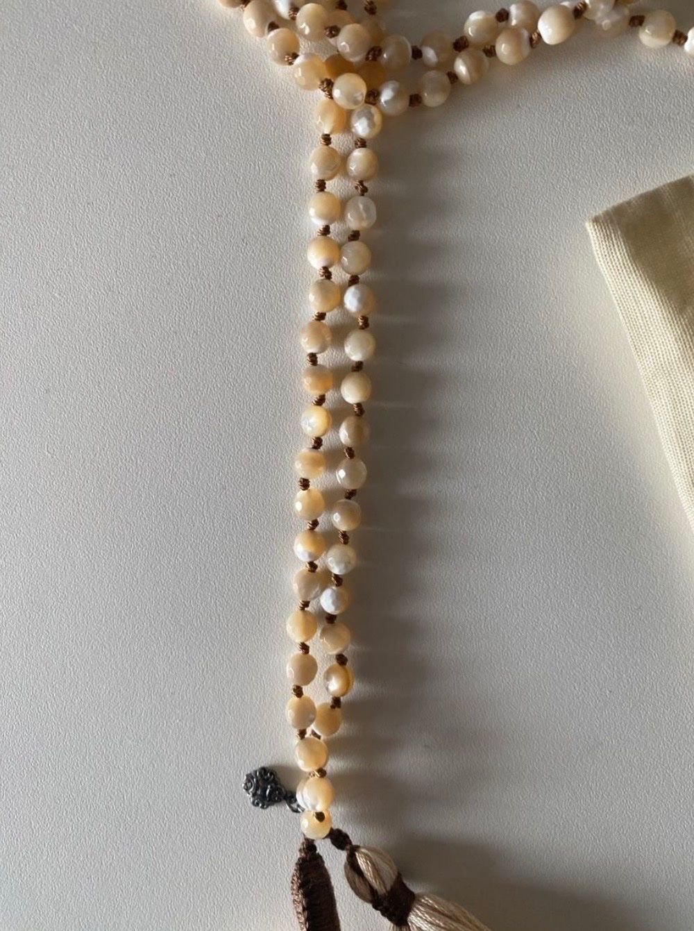Ketten: Brigitte Regula lange Kette mit Quaste beige – Gebraucht aus Menziken von Fluriology 3