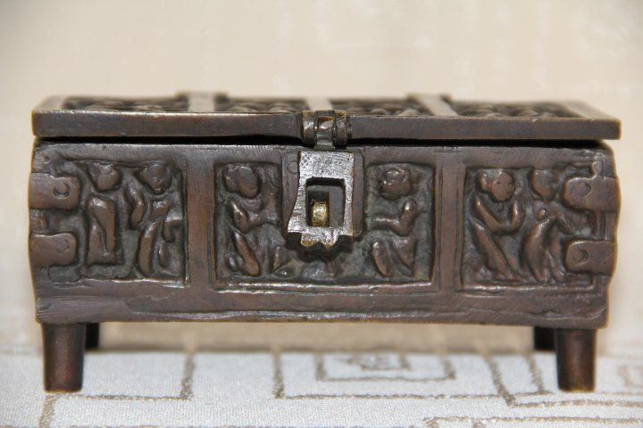 Cassapanche: Antique  coffret en bronze . – Usato da Praz (Vully) venduto da pikuluka1 3