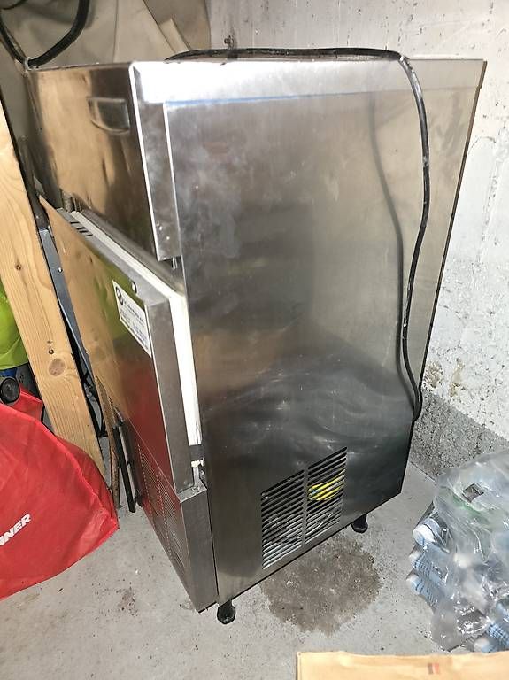 Appareils de cuisine: Gastro Eiswürfelmaschine – D'occasion à Malans GR par R.G.1992 1