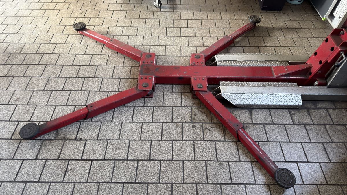 Piattaforme elevatrici & Crick: 1-Säulen Lift 2000kg – Usato da Meyriez venduto da Matta64 2
