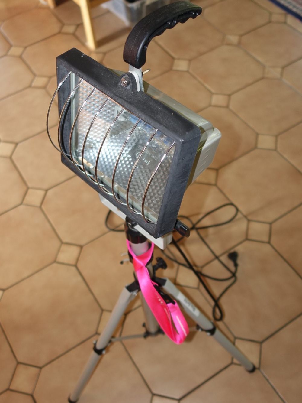 Lampade: Baustrahler mit Stativ 500W – Usato da Pâquier-Montbarry venduto da phi_5v2r 1