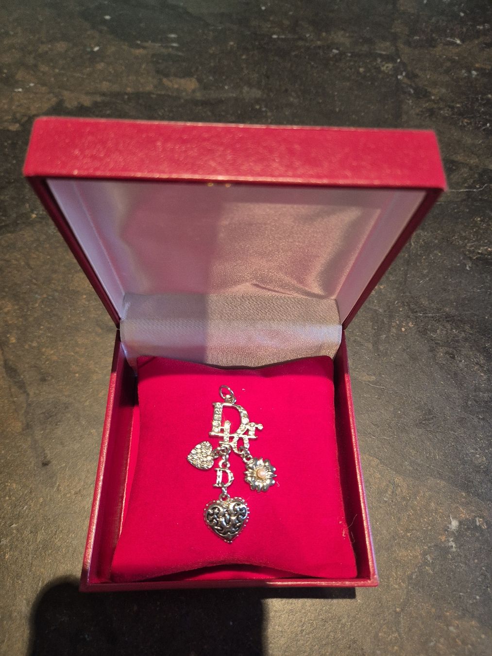 Ciondoli: Dior Anhänger / Charm – Nuovo (secondo la descrizione) da Kollbrunn venduto da guernsey11