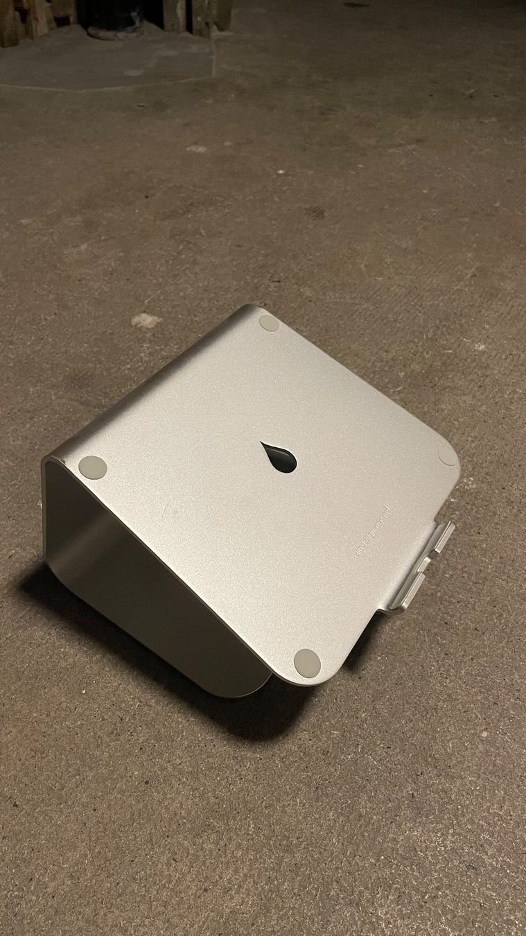 Racks & Supports: Laptop Ständer – D'occasion à Basel par viv_vk85