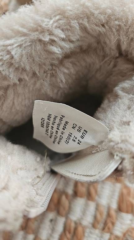 H&M Scarpe per ragazze: Flauschige Stiefel Gr.24 beige – Usato da Strengelbach venduto da Ciinci 2