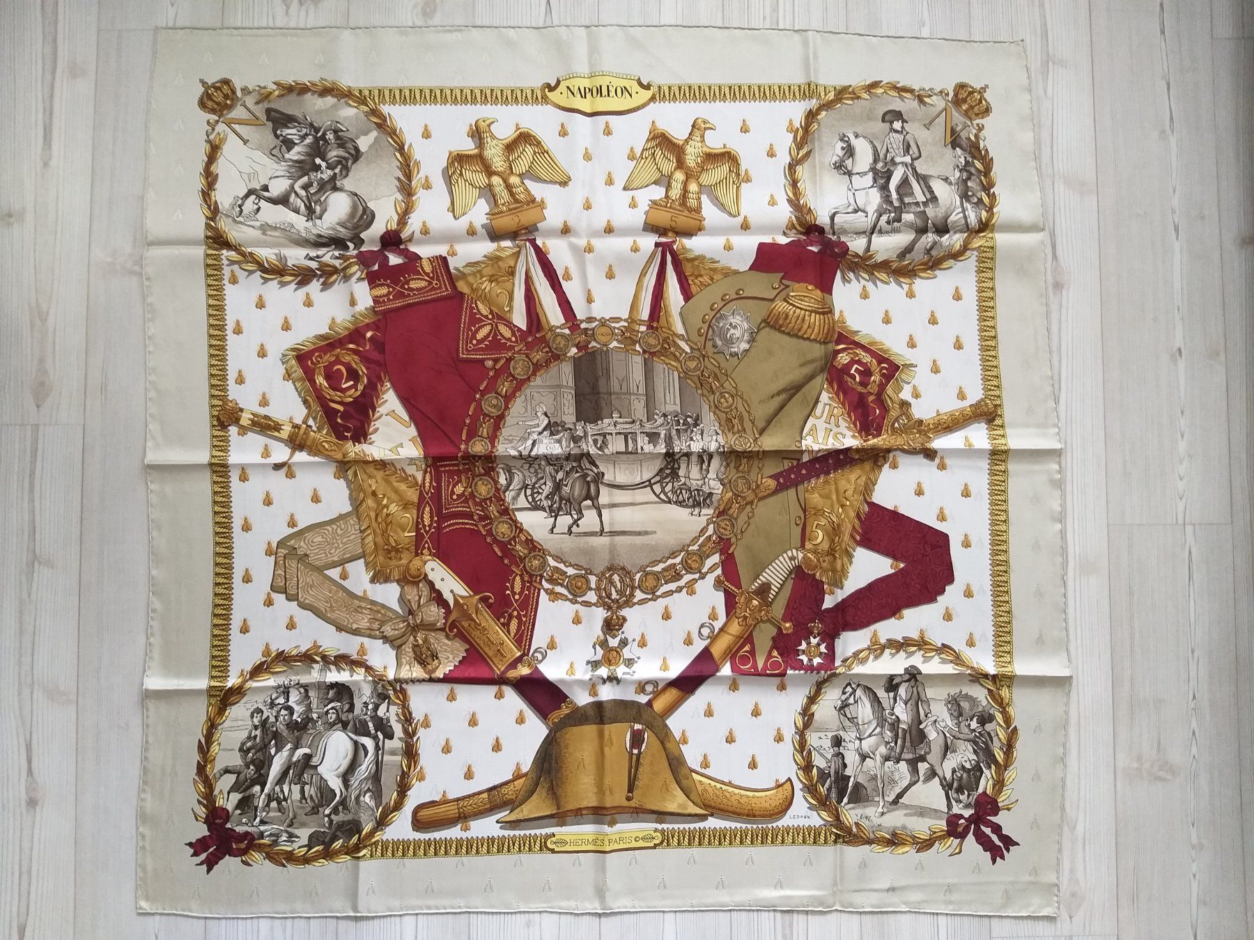 Hermès Foulard & Sciarpe: HERMES "NAPOLEON" CARRE 90 CM – Usato da Cossonay-Ville venduto da Les_1001_perles
