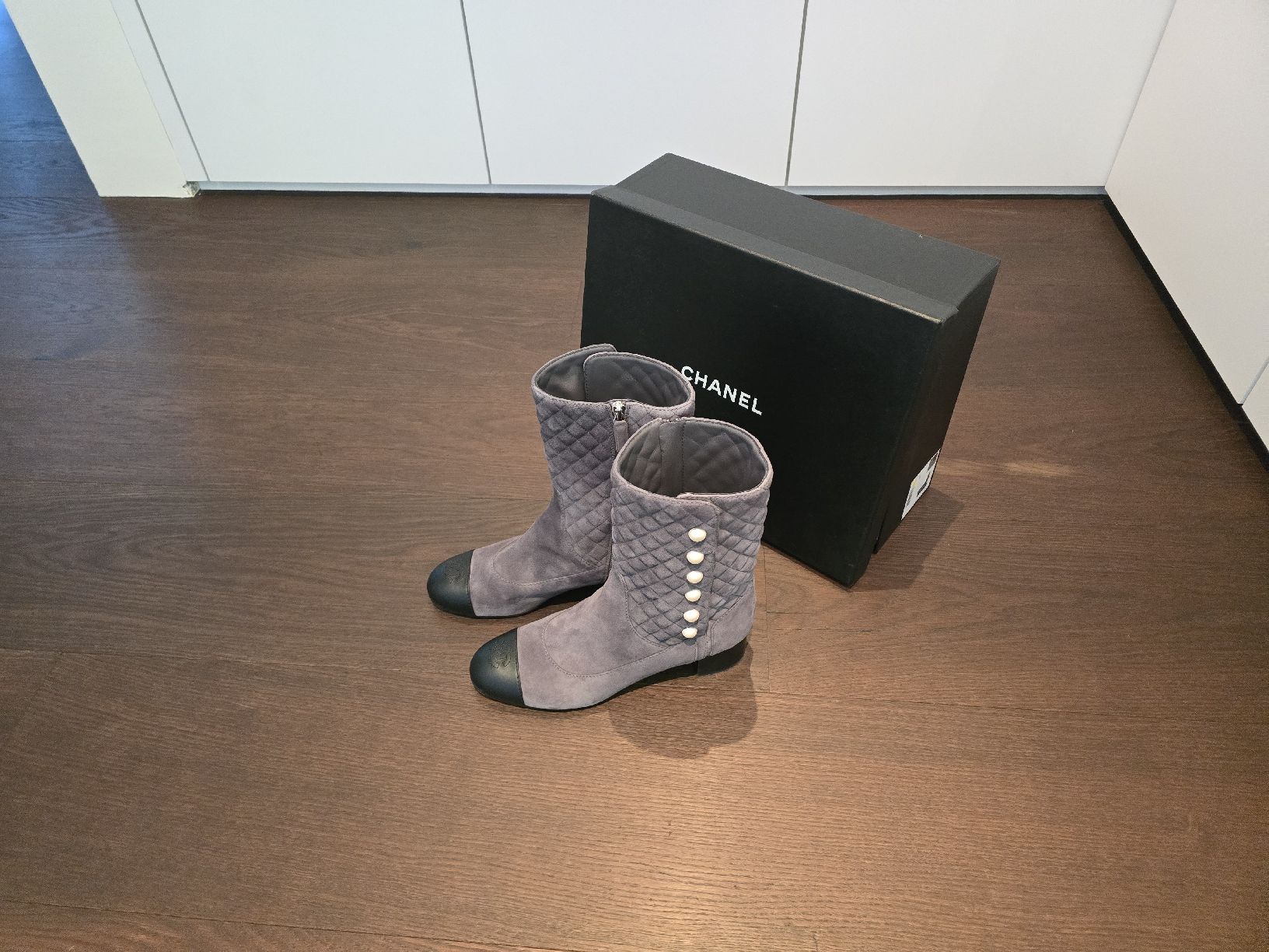 Chanel Chaussures femmes: Chanel Quilted Suede Pearl Boots – Neuf (Voir description) à Egliswil par D.Mko 1