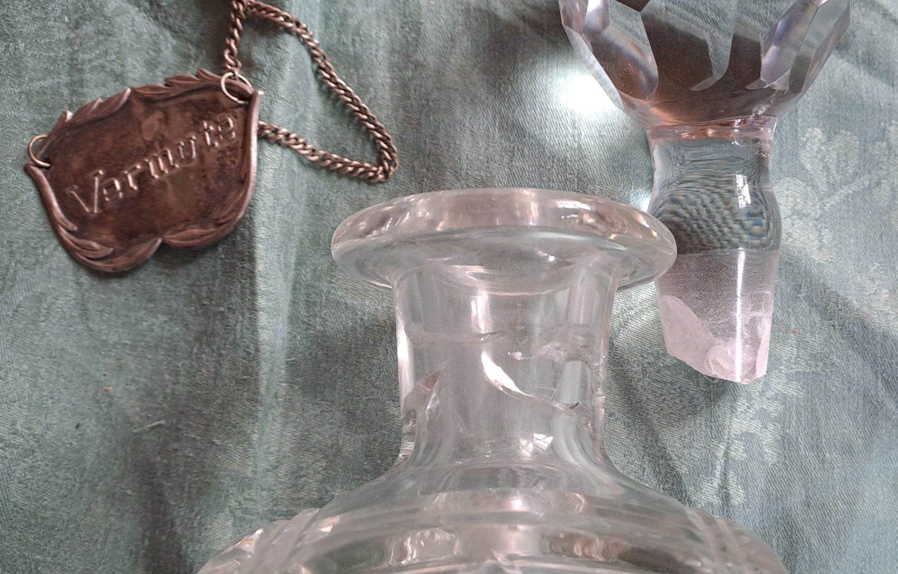 Caraffe: Grosse Kristallkaraffe mit Vermouth-Schild – Usato da Trogen venduto da Limboo 3