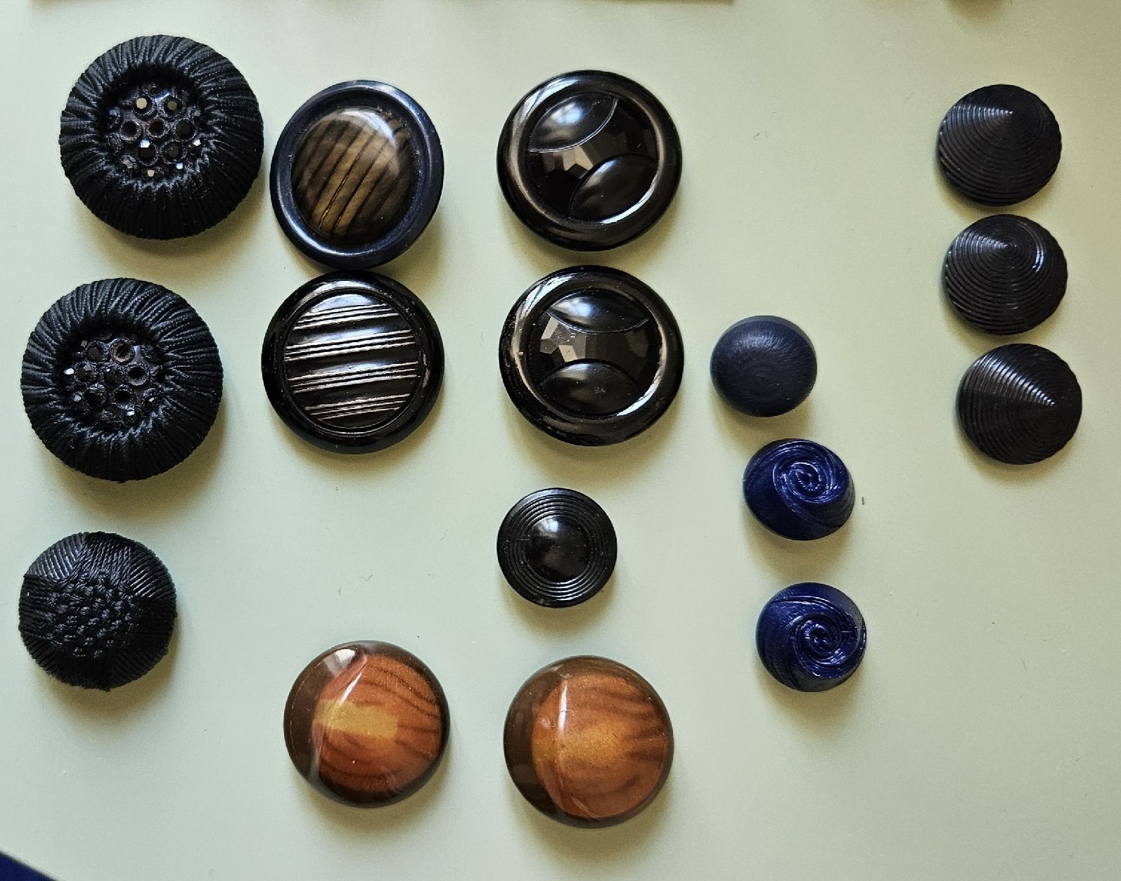 Bottoni: lot 16 boutons anciens – Usato da Carouge GE venduto da Lea000