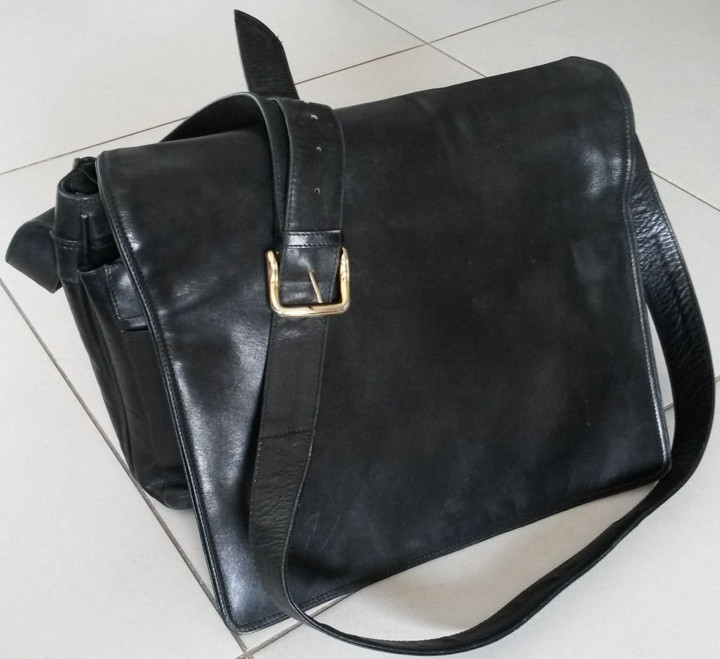 Taschen für Damen: Umhängetasche / Überschlagstasche Damen – Gebraucht aus Embrach von Baronessa76