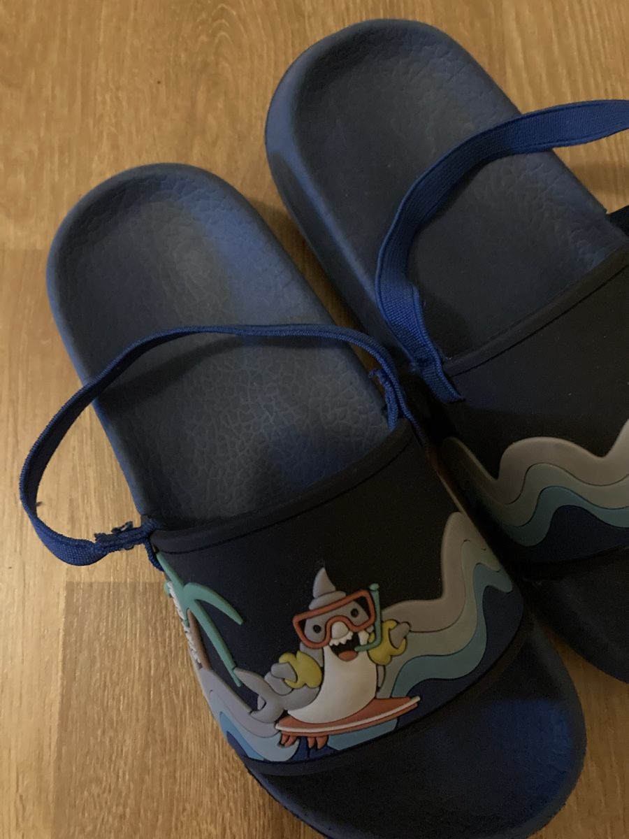 Schuhe für Jungen: Sandalen Hai Motiv mit Gummiband Gr. 28 – Gebraucht aus Emmenbrücke von JJ_89 1