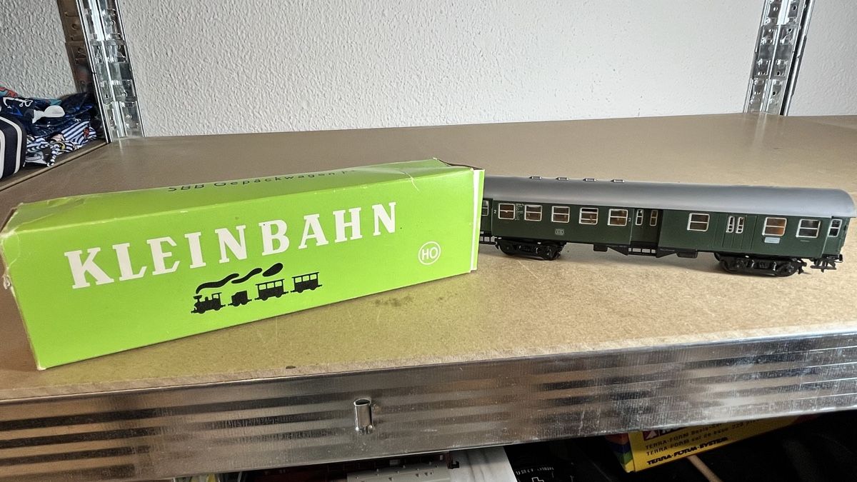 Kleinbahn Modelleisenbahnen: Kleinbahn Personenwagen DB H0 / DC – Gebraucht aus Windlach von  9