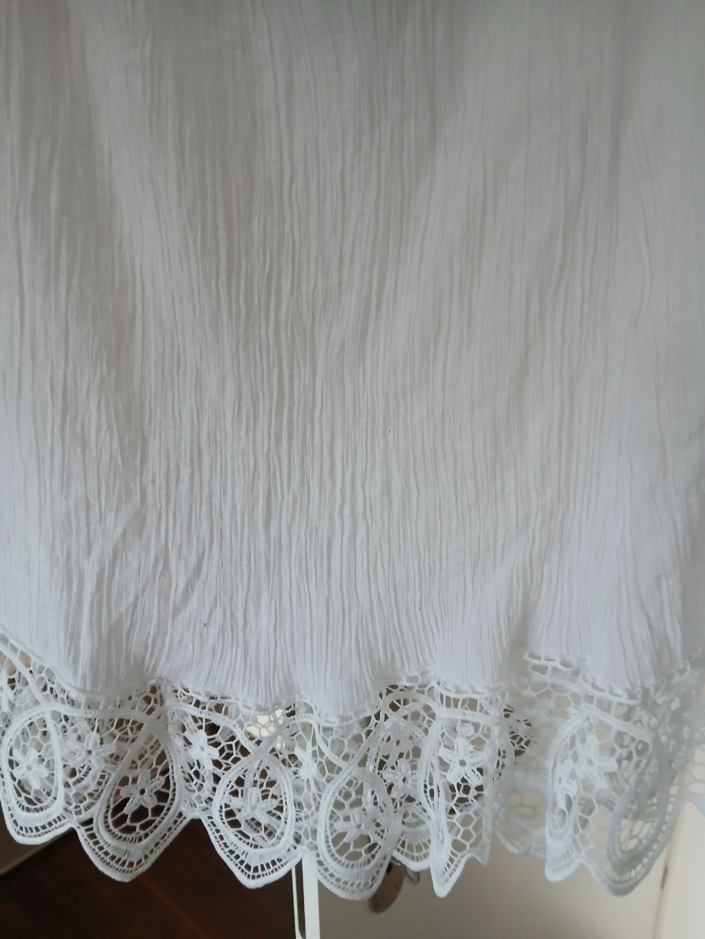 Tuniche: White Off-Shoulder Blouse with Lace Details Size S – Usato da Dübendorf venduto da LoRi-2026 2