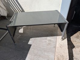 Gartentisch mit Glasplatte und Rattangeflecht, gebraucht