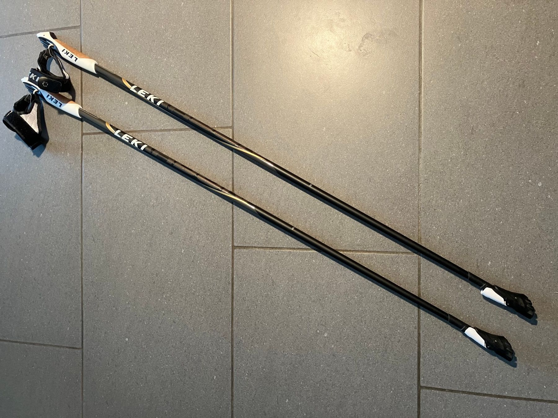 Leki Bastoncini da trekking: Leki Walkingstöcke Smart Carbon Series 16 Trigger Shark 105 – Nuovo (secondo la descrizione) da Winznau venduto da gugi2009