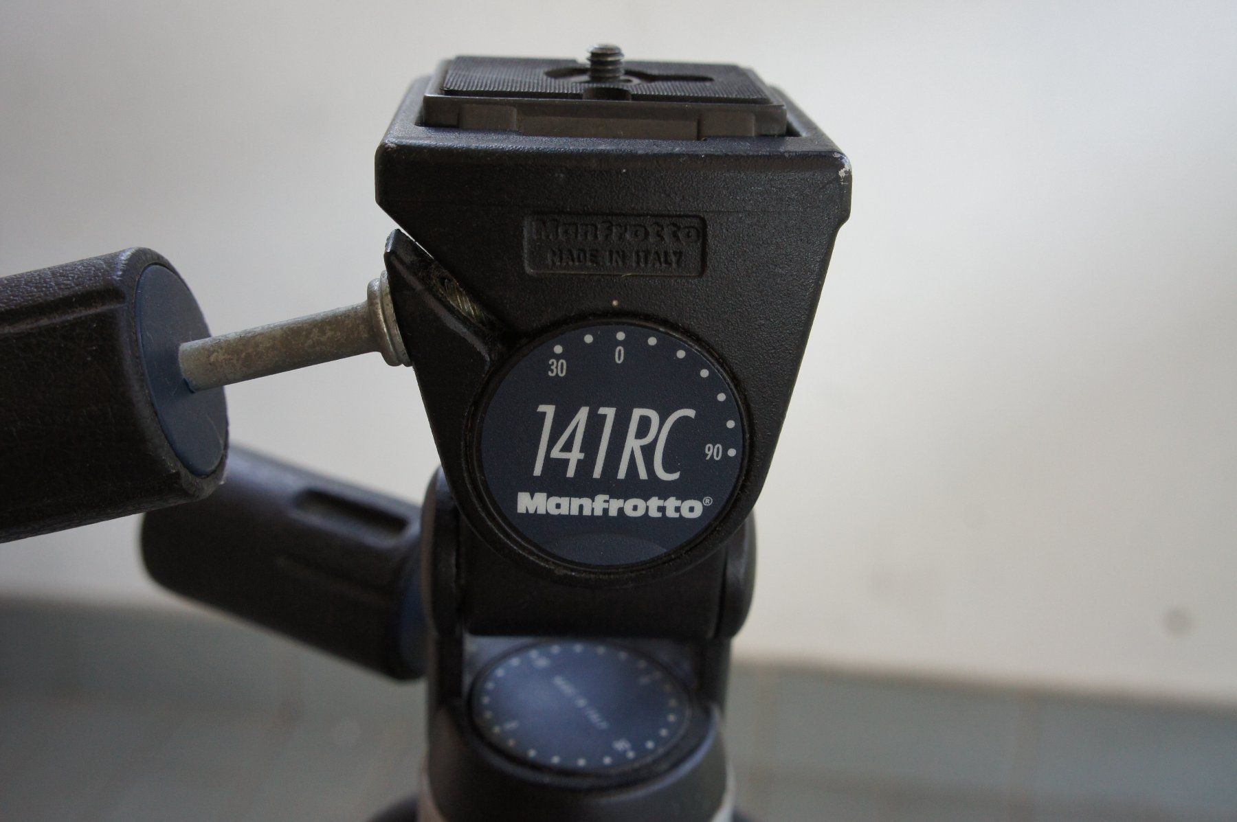 Manfrotto Treppiedi & Teste: MANFROTTO 055AB + 141RC – Usato da Ollon VD venduto da polopan 3
