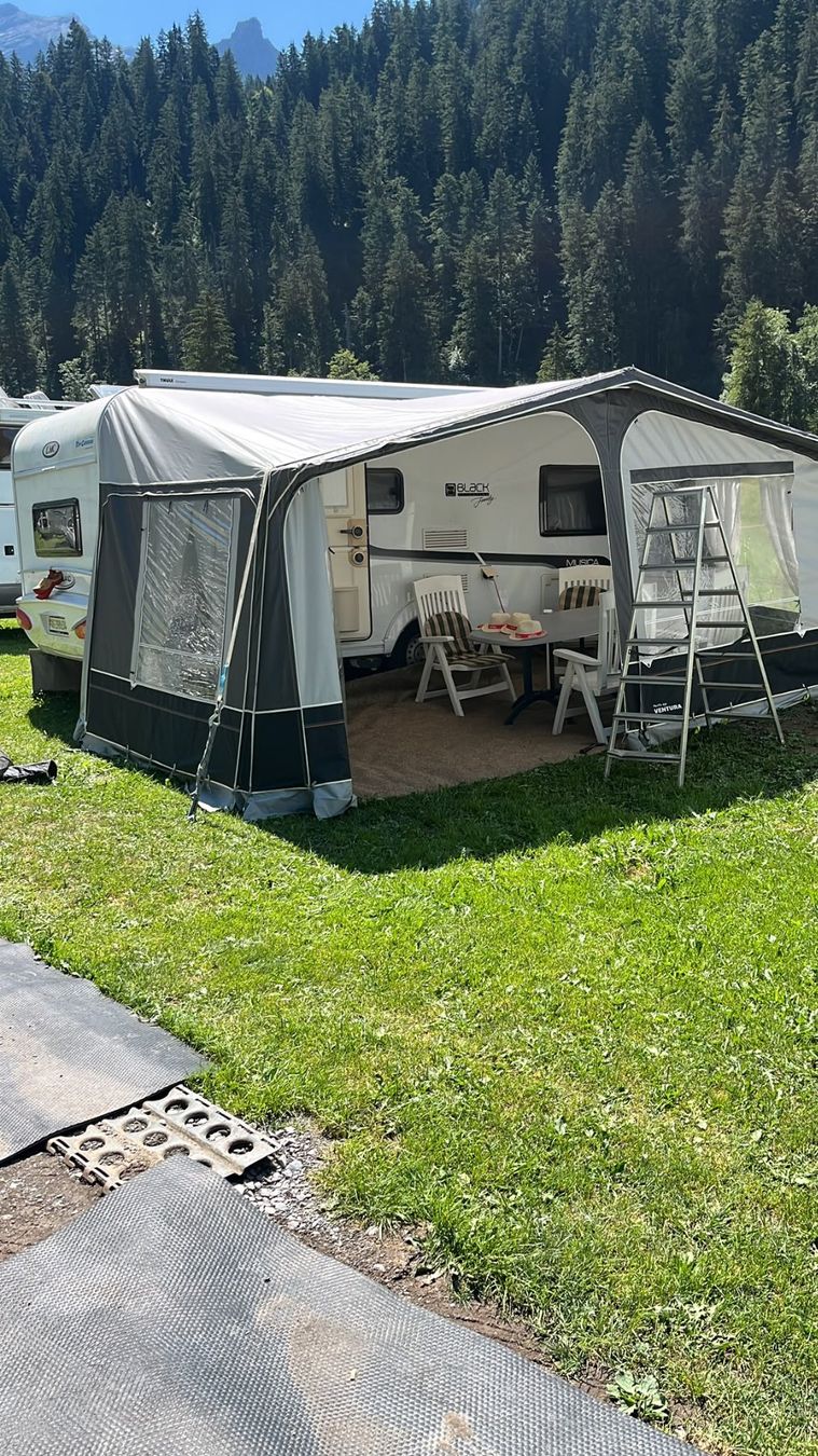 Camping Fahrzeuge: Wohnwagen mit Mover, Vorzelt u. Markise – Gebraucht aus Aarburg von ebbe_im_portemonnaie