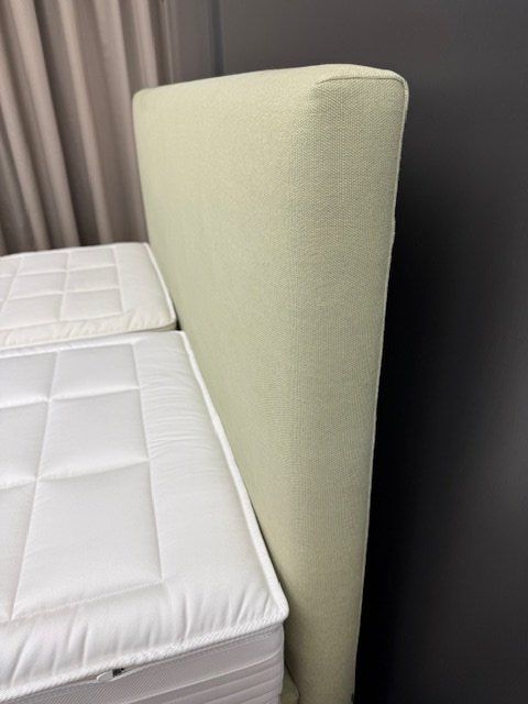 Betten: SCHRAMM Bett Basis 18 mit Kopfteil Change, 180x200 – Neu (gemäss Beschreibung) aus Winterthur von Schlafpunkt 6