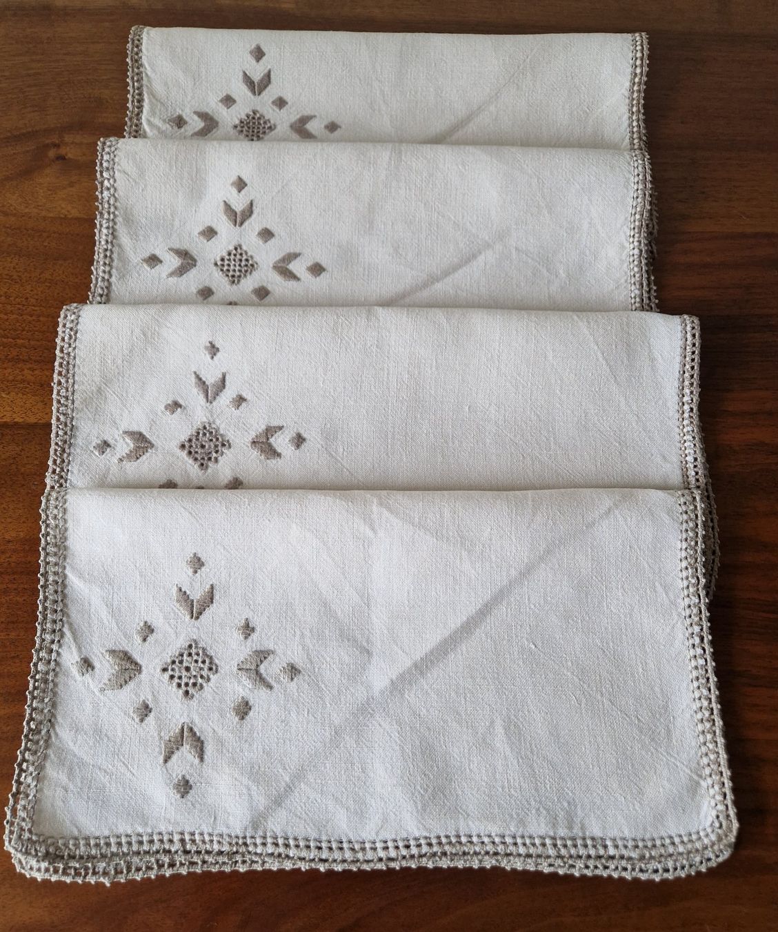 Servietten: Leinen Servietten mit Stickerei – Neu (gemäss Beschreibung) aus Bern von Antikbatik