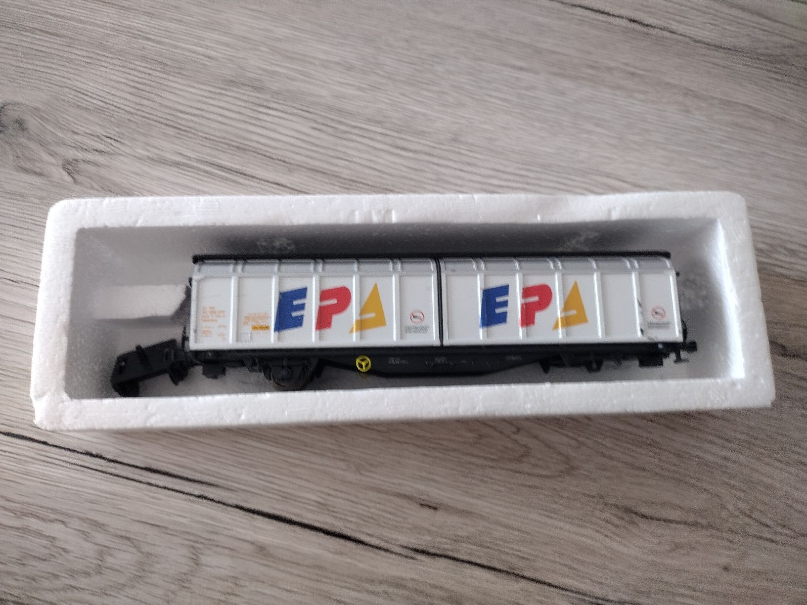Roco Modelleisenbahnen: Wagon SBB EPA – Defekt aus Vevey von tgv3 2