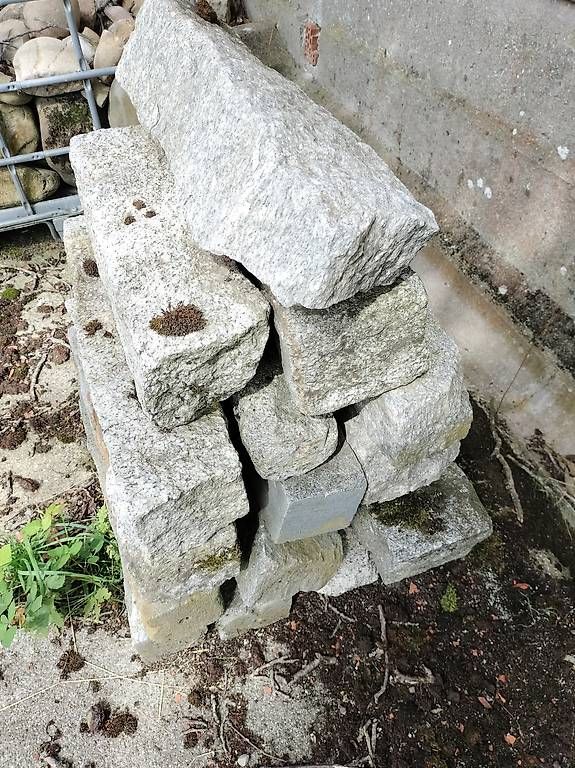 Steine & Dachziegeln: Markstein, Grenzstein Granit – Gebraucht aus Kölliken von Chilfiker
