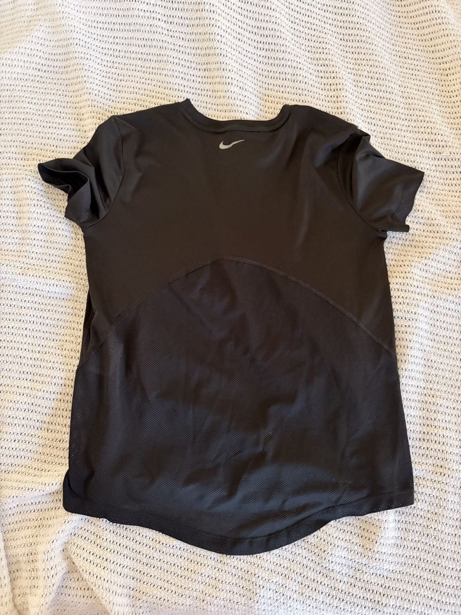 Nike T-shirt: Nike Tshirt schwarz Gr. XS – Usato da Münchenstein venduto da Clalala 2