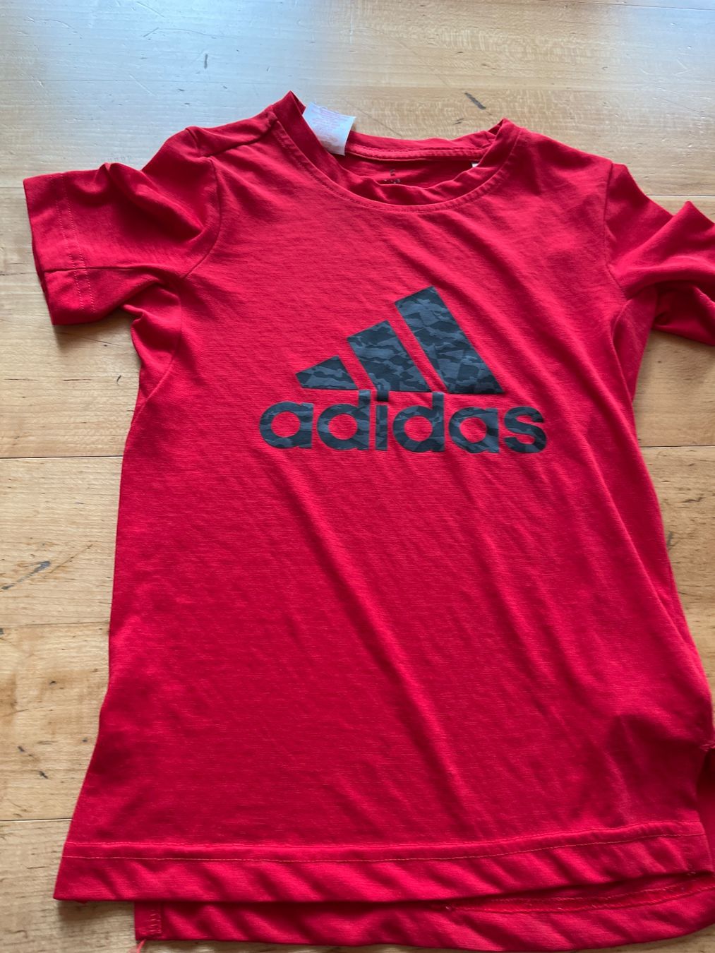 Adidas Camicie, T-shirt & Polo: T-shirt Gr 140 – Usato da Grüningen venduto da lovinho