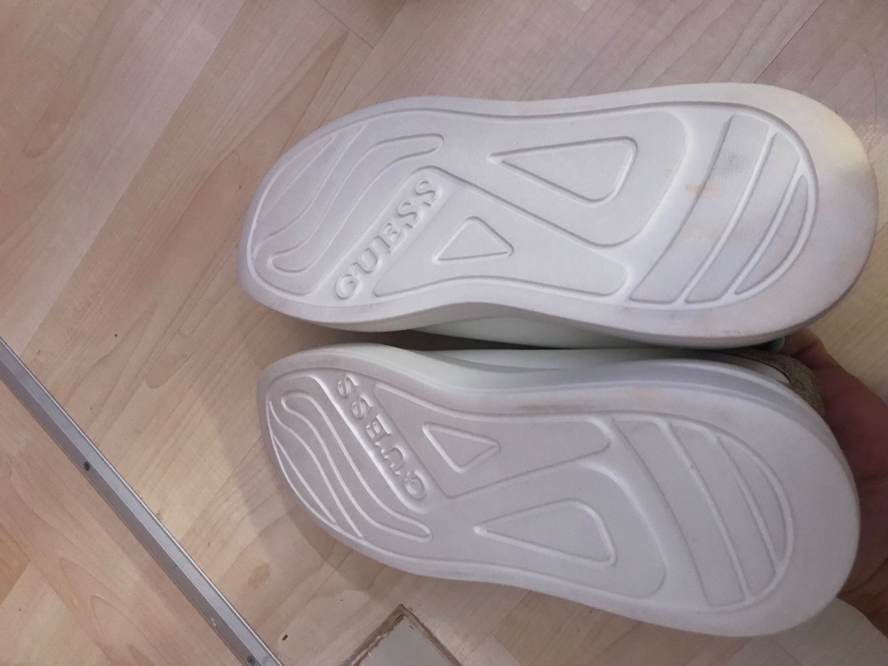 Guess Scarpe da uomo: Sneaker Weiss Leder GUESS Grösse 42neu – Nuovo (secondo la descrizione) da Birrwil venduto da Pbote89 3
