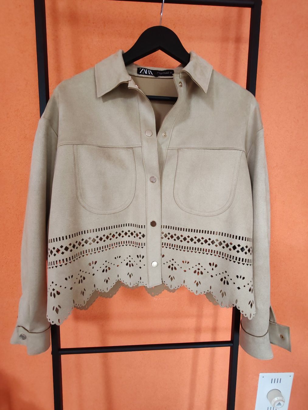 Camicette: Neue Bluse aus Lederimitat von Zara – Nuovo (secondo la descrizione) da Egnach venduto da bgdo26