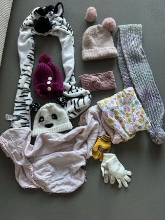Lot d'hiver pour fille: bonnets, gants, écharpe, bandeau.