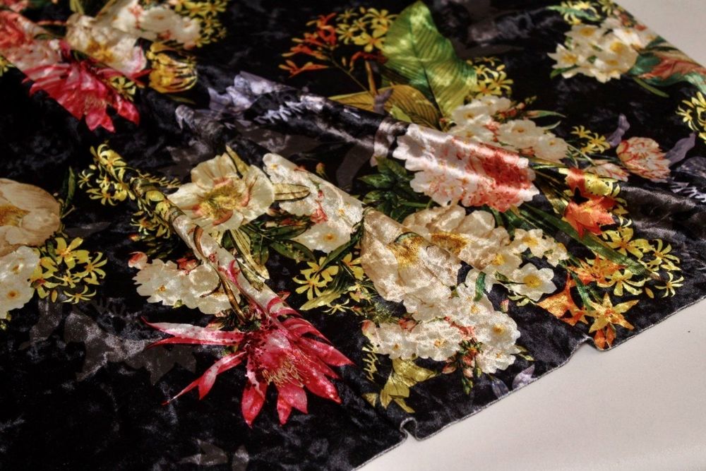 DECORNIJIA 2x Künstliche Rosen Aus Samt - Schwarze Deko Blumen Für Fotorequisiten & Tischdekoration